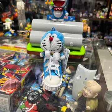 인스니커즈 도라에몽 50th 키링