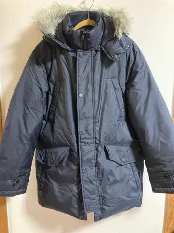 네이비 후드 부착 다운 자켓