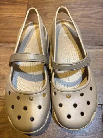 Crocs 베이지 스트랩 샌들 사이즈 8