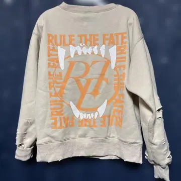 RULE THE FATE 데미지 가공 속기모 맨투맨 베이지