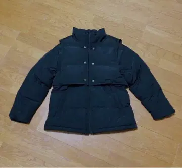 블랙 패딩 자켓 프론트 버튼 포함