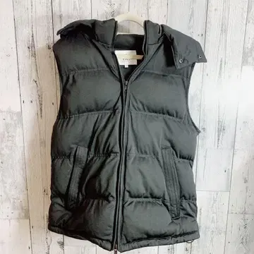 블랙 후드 부착 다운 베스트