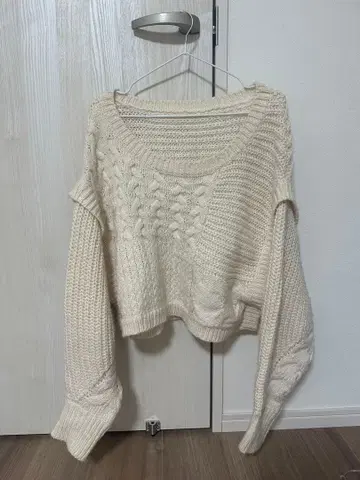 아이보리 오프숄더 케이블 니트