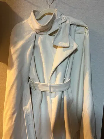 화이트 벨트 포함 케이프 코트 ROYAL PARTY