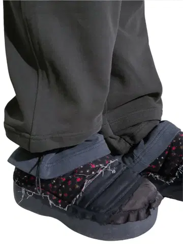 PERVERZE 블랙/꽃무늬 슬립온