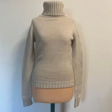 띠어리 베이지 터틀넥 스웨터 사이즈 2
