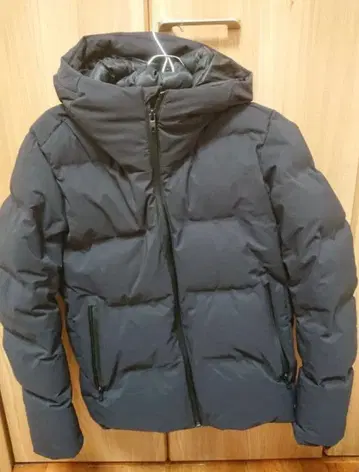 유니클로 심리스 다운 자켓 M 사이즈 2019년 모델