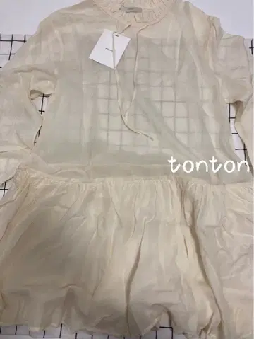 Amomento 아이보리 프릴 긴팔 원피스