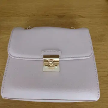 연한 핑크색 숄더백