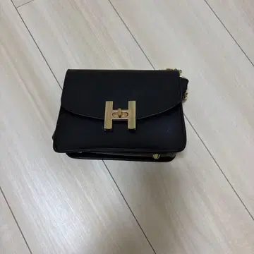 H 로고가 달린 블랙 숄더백