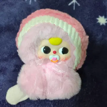 아기 얼굴의 핑크 봉제 인형