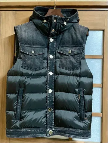 무레르 다운 베스트 블랙 후드 부착