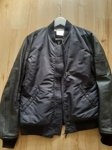 새상품급 캐서린 햄넷 소매 가죽 MA-1 블루종