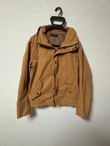 베이지색 마운틴 파카 후드 부착