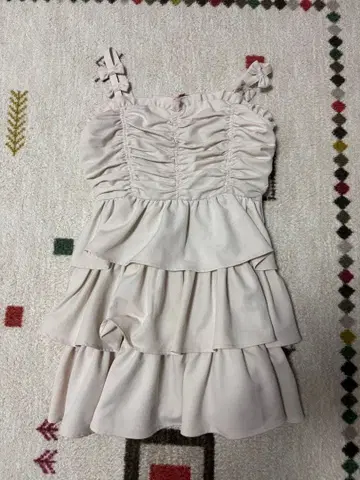 에블린 프릴 디자인 베이지 슬리브리스 원피스 F