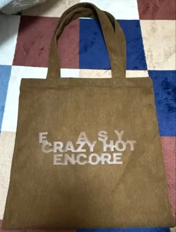 르세라핌 토트백 브라운 투어 한정판