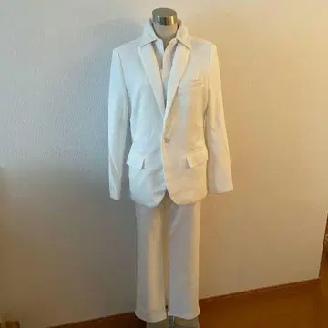 화이트 수트 자켓과 팬츠 세트