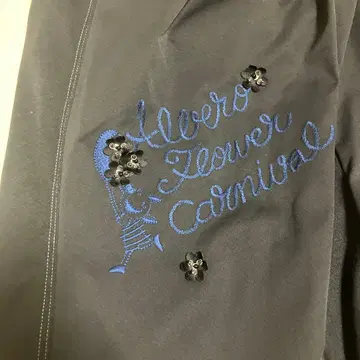 알베로베로 돼지 자수로 꽃과 비즈 장식을 한 팬츠입니다