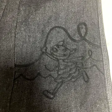 알베로베로 돼지 자수 장식 블랙 데님 팬츠