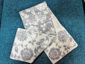 니나리치 꽃무늬 니트 스카프 그레이 화이트