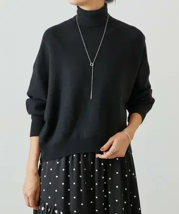 비어즐리 하이넥 돌먼 니트