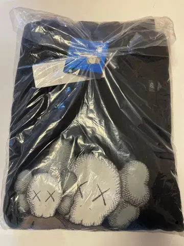 미사용 새상품 UNIQLO KAWS 그래픽 트레이닝복