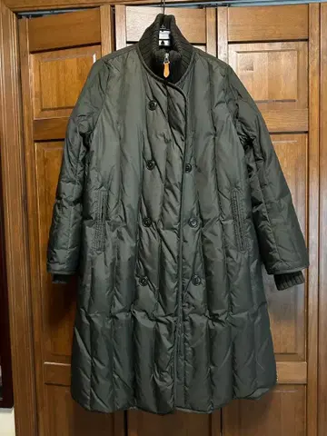 올리브 그린 더블 브레스트 다운 자켓