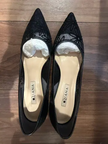 D. IANA 블랙 꽃무늬 펌프스