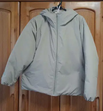 베이지 후드 부착 다운 자켓