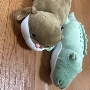 브라운과 그린 동물 봉제 인형 중형