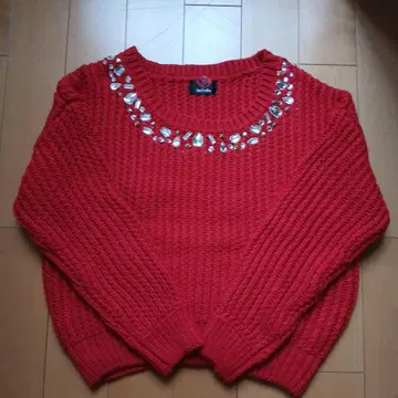 DaTuRa 빨간색 비쥬 장식 니트 스웨터