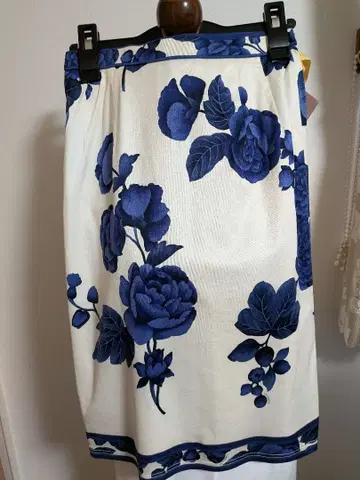 레오나르 플라워 프린트 스커트 무릎 기장 화이트/블루