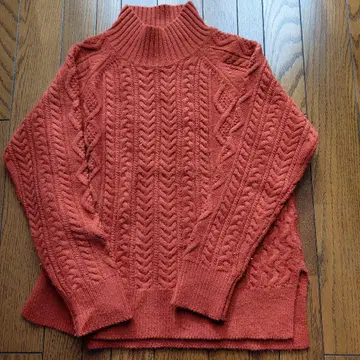 케이블 짜임 하이넥 니트 스웨터