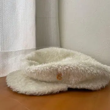 ca4la 퍼 캡 화이트