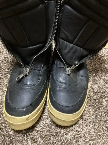 지퍼 달린 블랙 스니커즈