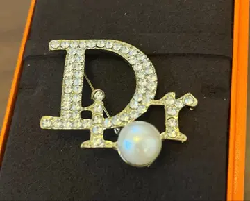 펄 브로치 D 로고