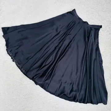 Rifanne 안감 레이스 플레어 스커트 블랙 광택 도쿄 소와르