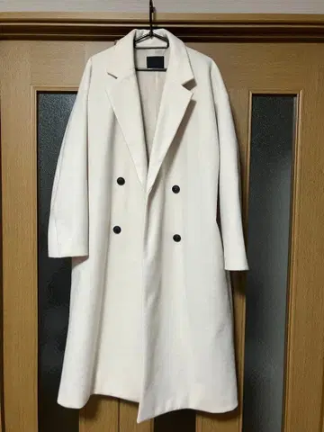 화이트 더블 브레스트 롱 코트