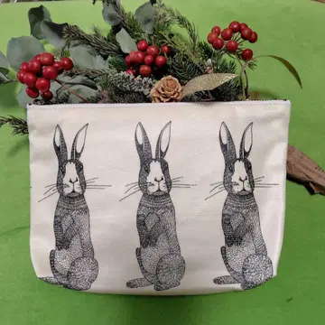 토끼 패턴 파우치