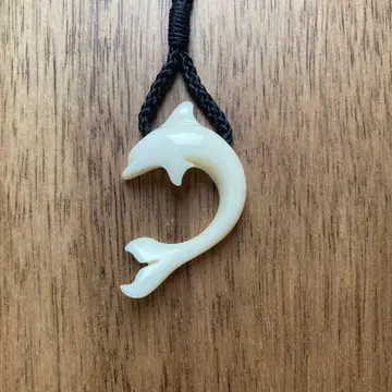 본 카빙 목걸이 돌고래