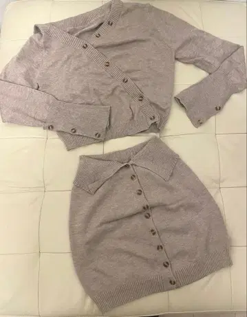 베이지 니트 셋업 가디건과 스커트