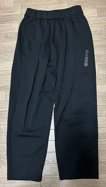 [택 포함 새상품] 유니클로 U 맨투맨 개더 팬츠 블랙 M