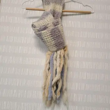 ANNA SUI 보라색과 크림 베이지색 프린지 머플러