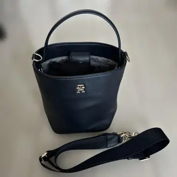 타미힐피거 네이비 핸드백 새상품급