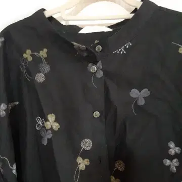 꽃무늬 자수 긴팔 셔츠 블랙