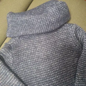 루니 골드 x 차콜 그레이 니트 원피스