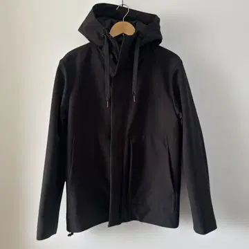 ZARA 블랙 후드 부착 다운 자켓 S 사이즈