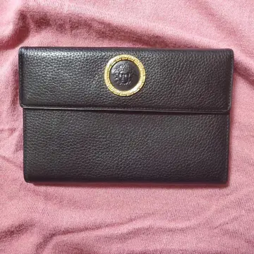 블랙 가죽 골드 컬러 로고 장식 이단 접이식 지갑