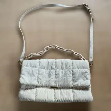 쿨 카레안 숄더백 아이보리 정가 16000엔