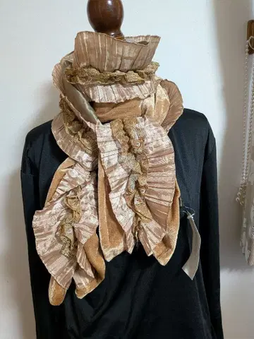 미사용 새상품 수입(프랑스) 엘레강트 프릴 디자인 머플러 베이지